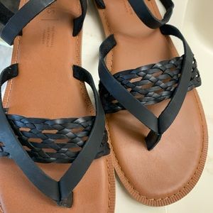 TOMS women strapped sandals. NEW!! Black color. Size 9.5
